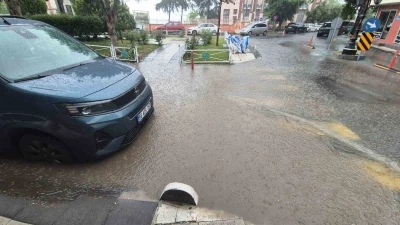 Tekirdağ&rsquo;da 10 dakikalık sağanak yolları dereye &ccedil;evirdi
