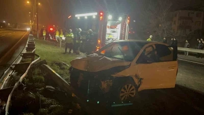 Tekirdağ&rsquo;da alkoll&uuml; s&uuml;r&uuml;c&uuml; aydınlatma direğine &ccedil;arptı
