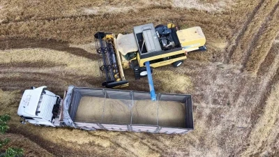 Tekirdağ&rsquo;da bi&ccedil;erd&ouml;verler tarlaya indi, hasat mesaisi başladı
