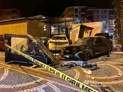 Tekirdağ&rsquo;da faciadan d&ouml;n&uuml;ld&uuml;: Kontrolden &ccedil;ıkan otomobil otob&uuml;s durağına &ccedil;arptı
