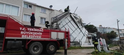 Tekirdağ&rsquo;da fırtına &ccedil;atıları u&ccedil;urdu
