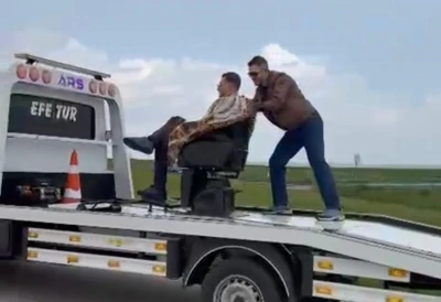 Tekirdağ&rsquo;da g&ouml;renler şaşırdı : M&uuml;şterisini &ccedil;ekici &uuml;zerinde traş etti
