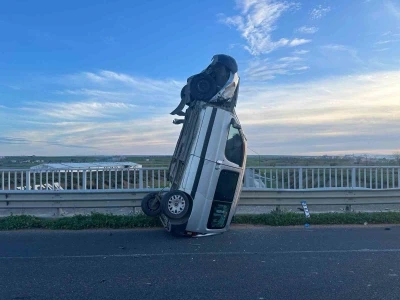 Tekirdağ’da ilginç kaza: Bariyere çarpan araç dik durdu, 2 kişi yaralandı
