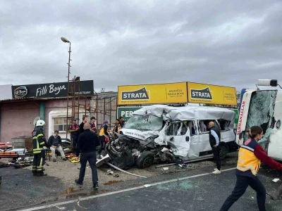 Tekirdağ’da işçi servisi ile kamyon çarpıştı: Çok sayıda yaralı
