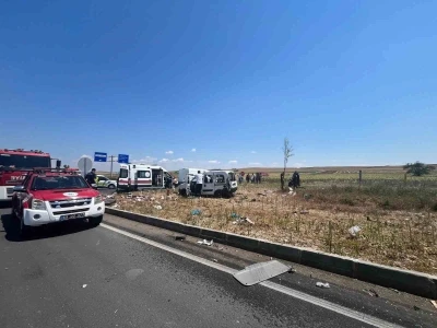 Tekirdağ&rsquo;da kamyon ile otomobil &ccedil;arpıştı: 2 &ouml;l&uuml;, 3 yaralı
