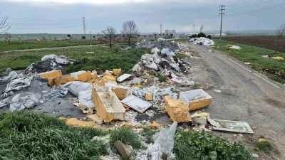 Tekirdağ&rsquo;da kamyon kamyon atık d&ouml;k&uuml;ld&uuml;
