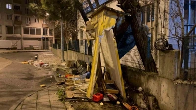 Tekirdağ&rsquo;da kamyonet taksi durağına daldı, olay yerini terk etti: O anlar kamerada
