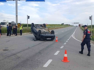 Tekirdağ&rsquo;da kamyonetle &ccedil;arpışan otomobil ters d&ouml;nd&uuml;: 1 yaralı
