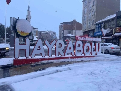 Tekirdağ&rsquo;da kar yağışı etkisini s&uuml;rd&uuml;r&uuml;yor
