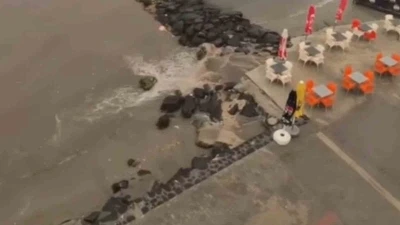 Tekirdağ’da kuraklığın ardından gelen sağanak yağış sokakları dereye çevirdi
