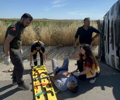 Tekirdağ&rsquo;da moloz y&uuml;kl&uuml; kamyon devrildi
