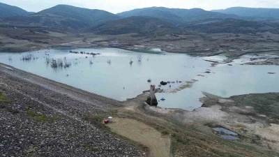 Tekirdağ’da Naip Barajı ölü hacme indi, sular çekildi adacıklar oluştu
