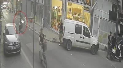 Tekirdağ&rsquo;da &ouml;n teker şovu kazayla bitti, yaya ezilmekten son anda kurtuldu: Korkun&ccedil; anlar kamerada
