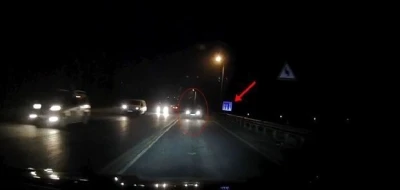 Tekirdağ&rsquo;da otomobil bir anda kayarak savruldu: Kazanın kıl payı atlatıldığı anlar kamerada
