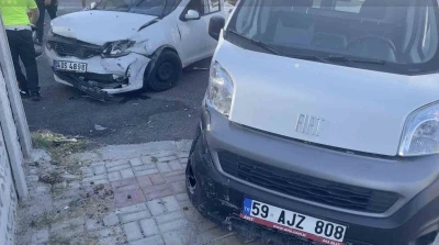 Tekirdağ’da otomobil hafif ticari araçla kafa kafaya çarpıştı: 1 yaralı
