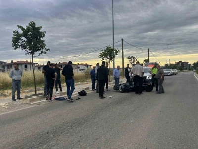 Tekirdağ&rsquo;da otomobille motosikletin &ccedil;arpıştığı kaza kameraya yansıdı
