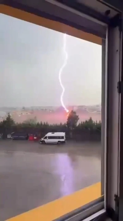 Tekirdağ&rsquo;da palmiye ağacına yıldırım d&uuml;şt&uuml;, alev alev yandı
