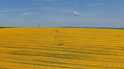 Tekirdağ&rsquo;da sarı ş&ouml;len: Paramotorlar sarı tarlaları gezdi

