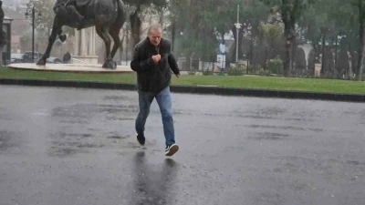Tekirdağ’da şiddetli yağış sokakları göle çevirdi
