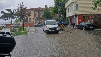 Tekirdağ&rsquo;da şiddetli yağış yolları dereye &ccedil;evirdi
