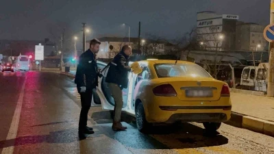 Tekirdağ&rsquo;da takside yolcu dehşeti: Şof&ouml;r&uuml; omzundan bı&ccedil;akladı
