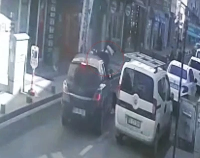 Tekirdağ&rsquo;da ters y&ouml;nden caddeye giren otomobille motosikletin &ccedil;arpıştığı anlar kamerada
