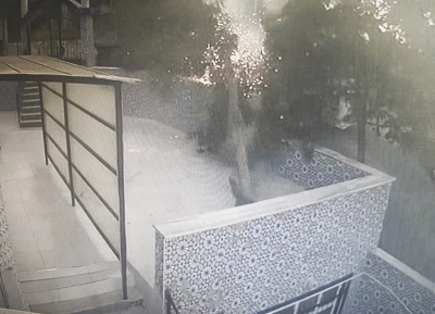 Tekirdağ&rsquo;da tırın &ccedil;arptığı elektrik direği cami avlusuna devrildi: O anlar kameraya yansıdı
