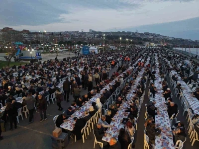 Tekirdağ&rsquo;ın en b&uuml;y&uuml;k iftar sofrası: 8 bin kişi aynı anda orucunu a&ccedil;tı
