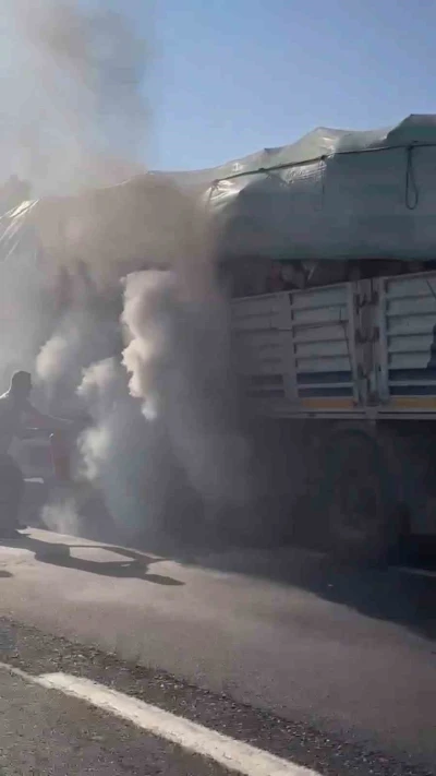 Tekirdağ tır alevlere teslim olmadan söndürüldü
