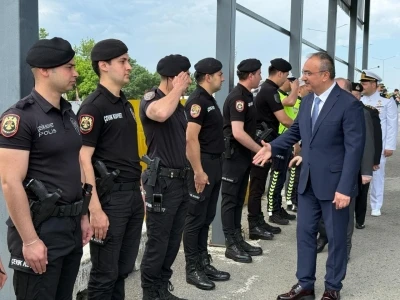Tekirdağ Valisi Soyt&uuml;rk, g&ouml;rev başındaki g&uuml;venlik g&uuml;&ccedil;leriyle bayramlaştı
