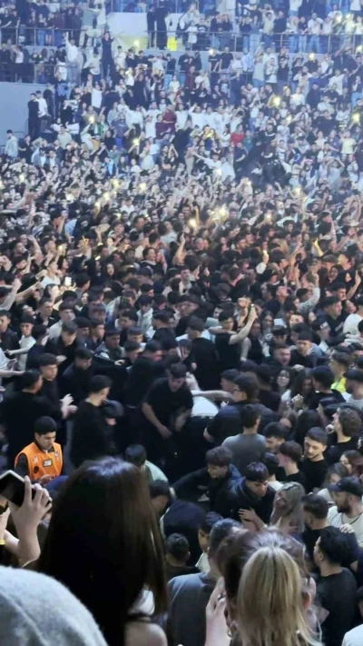 Tekme tokat darp edildi, &ccedil;evredekiler aldırış etmeden m&uuml;ziğe ayak uydurdu
