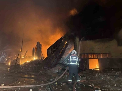 Tekstil deposu ve fabrikada çıkan yangın kontrol altında: 1’i itfaiye eri 2 yaralı
