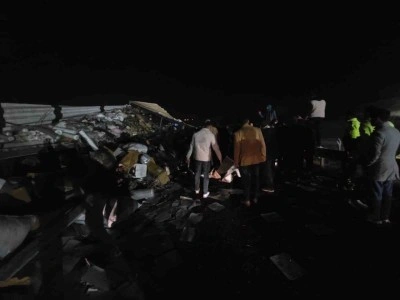 Tekstil malzemesi yüklü tır devrildi: Yol trafiğe kapandı