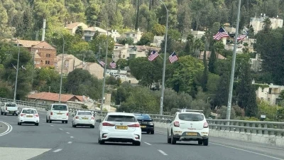 Tel Aviv’den Kudüs’e ziyaretçileri ABD bayrakları karşılıyor
