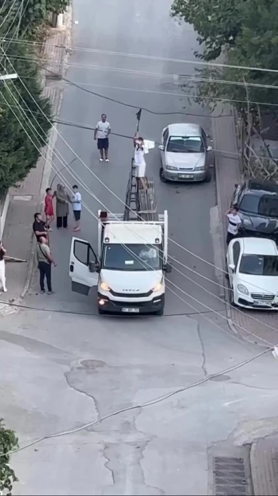 Tele takılarak mahsur kalan güvercini böyle kurtardılar
