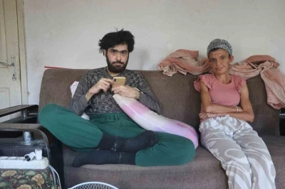 Telefon bağımlısı genç: 3 yıldır evden dışarı ne tek bir adım attı ne de beslenmek dışında bir şey yaptı
