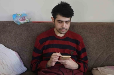 Telefon bağımlısı gençten ailelere tavsiye: &quot;Küçükken çocuklara telefon vermeyin&quot;
