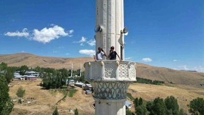 Telefonla konuşmak için minareye çıkıyorlar
