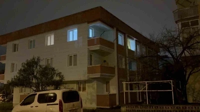 Telefonla y&uuml;ksel sesle konuşma kavgasında ablasını bı&ccedil;aklayıp balkondan atladı
