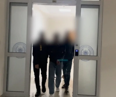 Telefonlara y&uuml;kledikleri zararlı yazılımlarla vatandaşların hesaplarını boşaltanlar yakalandı
