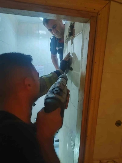 Telefonunu almak isterken metrelerce yükseklikten düşerek havalandırma boşluğunda mahsur kaldı
