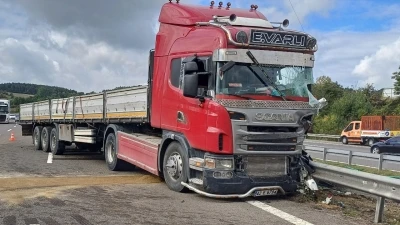 TEM’de bariyerlere çarpan tırın dorsesindeki demir profiller yola saçıldı: 1 yaralı
