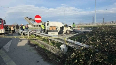 TEM&rsquo;de hafif ticari ara&ccedil; bariyerlere saplandı, 2 kişi hayatını kaybetti
