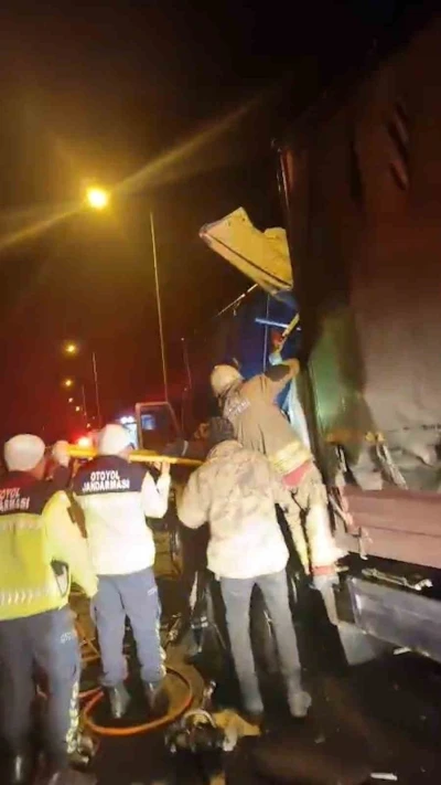 TEM&rsquo;de kamyonlar &ccedil;arpıştı: 1 &ouml;l&uuml;, 1 yaralı
