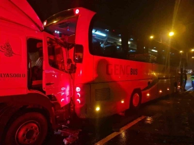 TEM’de lastiği patlayan otobüse kamyon çarptı: 1 yaralı
