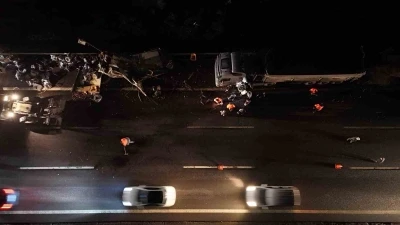 TEM&rsquo;de mobilya y&uuml;kl&uuml; kamyon ile tır &ccedil;arpıştı: 1 yaralı
