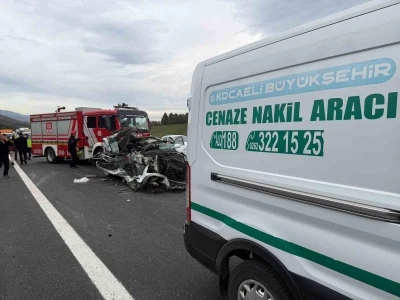 TEM&rsquo;de otomobil tıra &ccedil;arptı: 1 &ouml;l&uuml;, 1 yaralı
