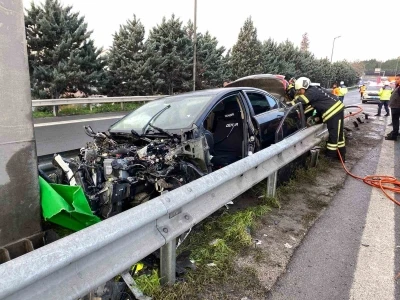 TEM&rsquo;de otomobilin &ccedil;arptığı bariyer yerinden s&ouml;k&uuml;ld&uuml;: 1 yaralı
