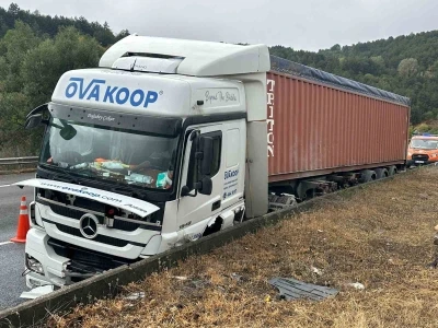 TEM’de tır bariyerlere çarptı: 1 yaralı
