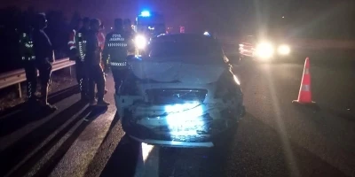 TEM’de tıra çarpan otomobil hurdaya döndü: 1 yaralı
